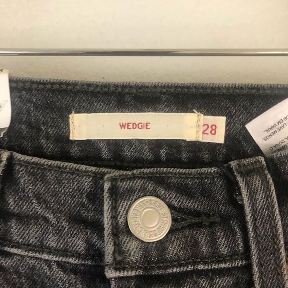 Levi’s wedgie high rise snug through hip an thigh tapers leg dark wash black 28 - Picture 4 of 9